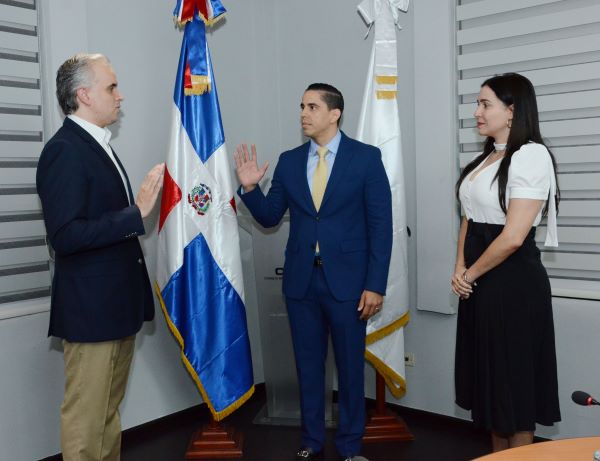 Ministro de Trabajo juramenta al nuevo Gerente General del CNSS 