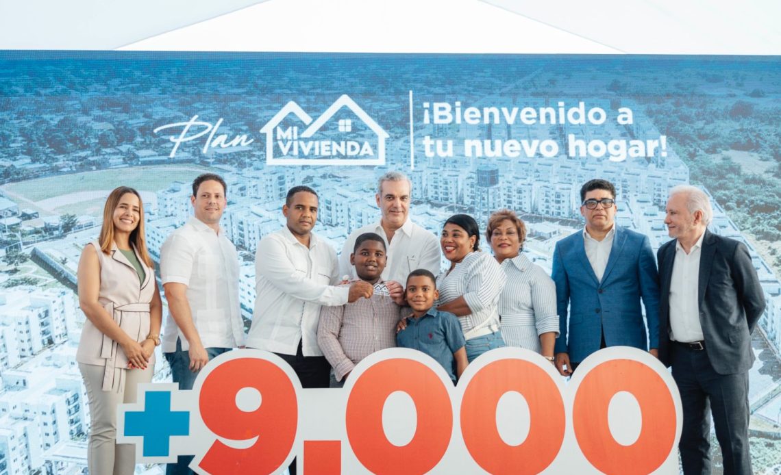 Gobierno entrega 266 apartamentos en San Luis 