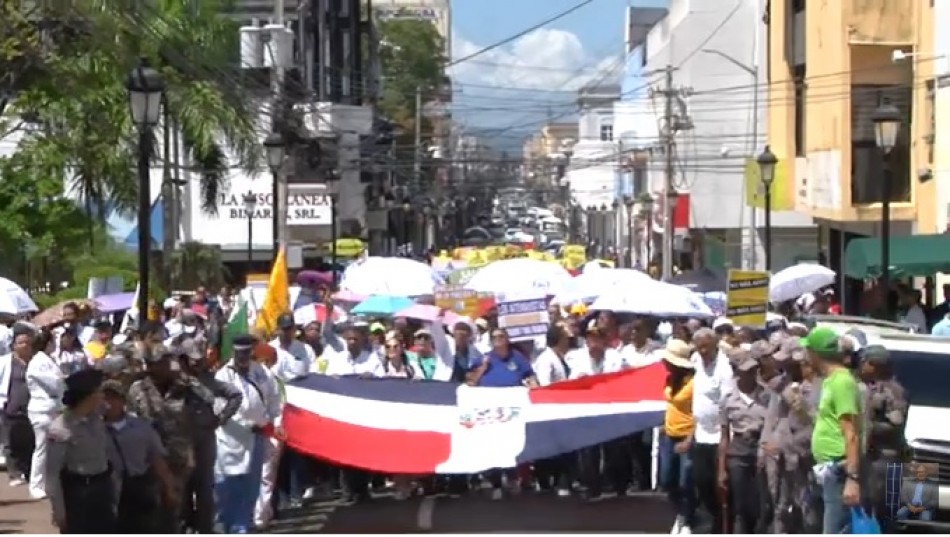 SANTIAGO: Cientos de personas marchan contra las ARS y las AFP