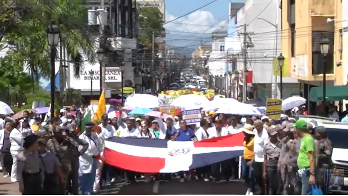 SANTIAGO: Cientos de personas marchan contra las ARS y las AFP