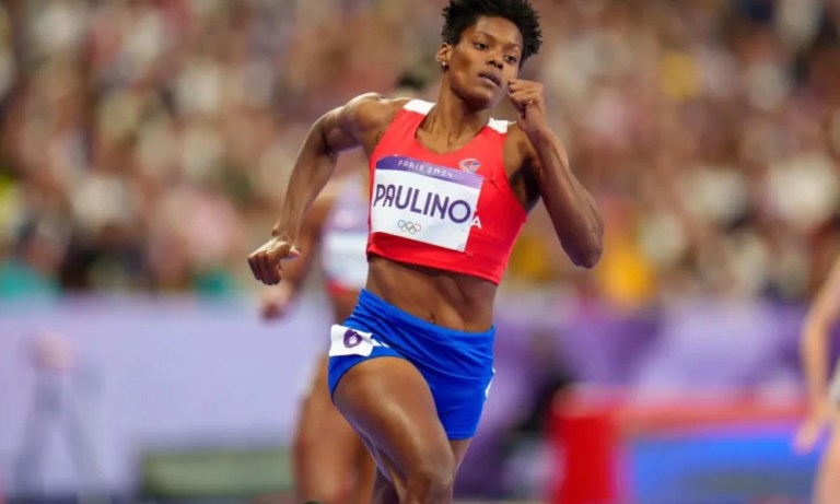 La dominicana Marileidy Paulino cerr&oacute; la temporada 2025 con una victoria en los 400 metros planos de la reuni&oacute;n atl&eacute;tica ATHLOS NYC 2025 este viernes, disputada en el Icahn Stadium en Manhattan