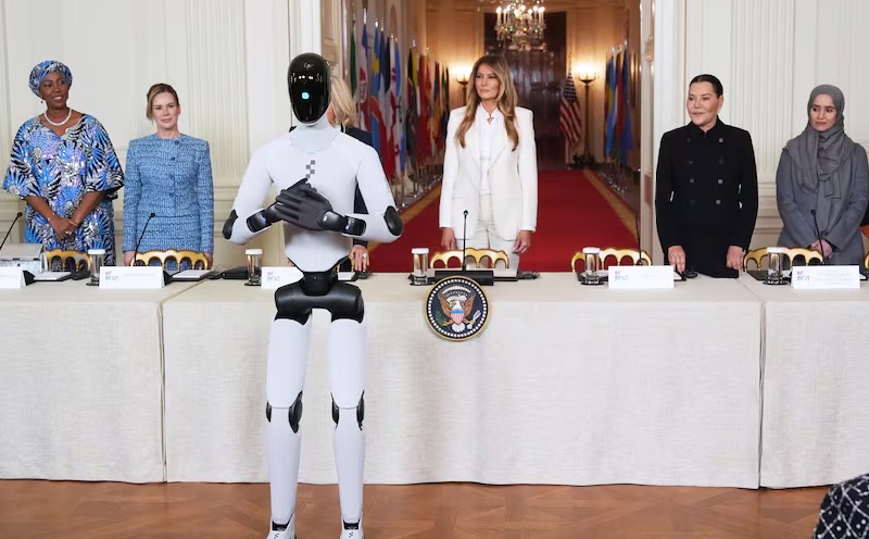 Melania Trump aparece con un robot humanoide en una cumbre sobre educaci&oacute;n y tecnolog&iacute;a