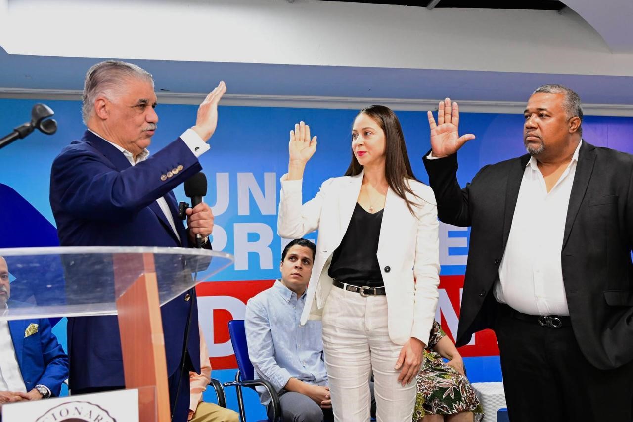 Miguel Vargas juramenta diputada Yari Encarnaci&oacute;n y anuncia ser&aacute; candidata a senadora por Ocoa