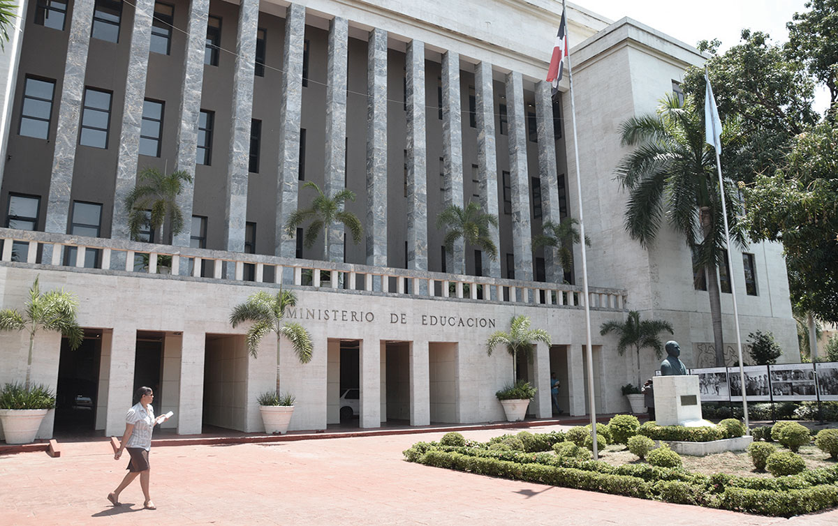Educaci&oacute;n anuncia retiro de 94 mil libros por &ldquo;desnaturalizar historia dominicana&rdquo;