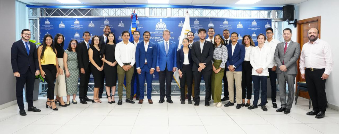 Ministro Bison&oacute; sostiene encuentro con j&oacute;venes del Club de Ideas Pol&iacute;ticas de la PUCMM