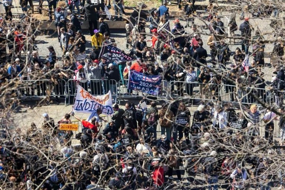 Se manifiesta tensi&oacute;n e incidentes en NY ante la llegada de Trump para la imputaci&oacute;n de cargos