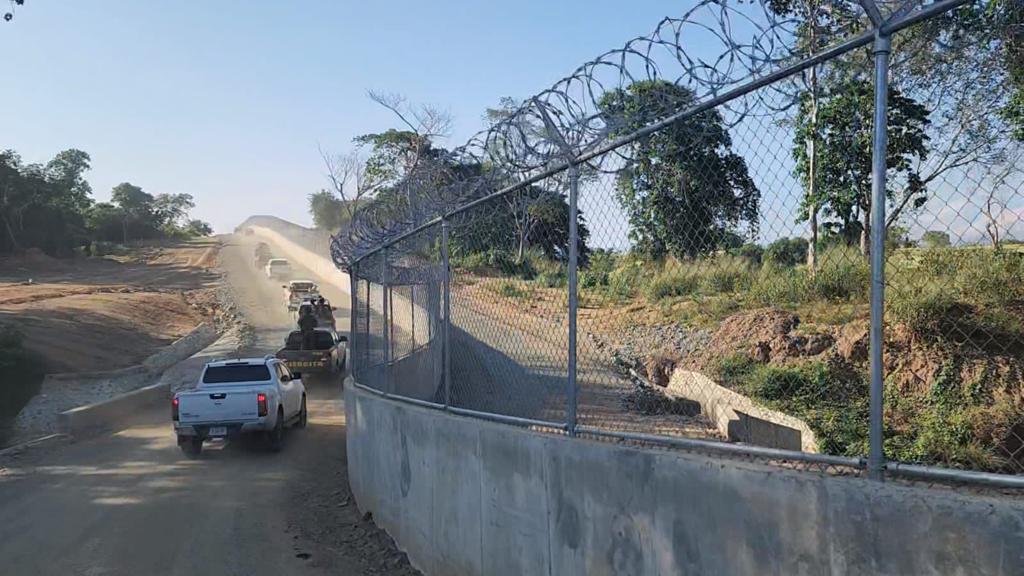 Autoridades militares y civiles supervisan construcci&oacute;n del muro fronterizo en Dajab&oacute;n