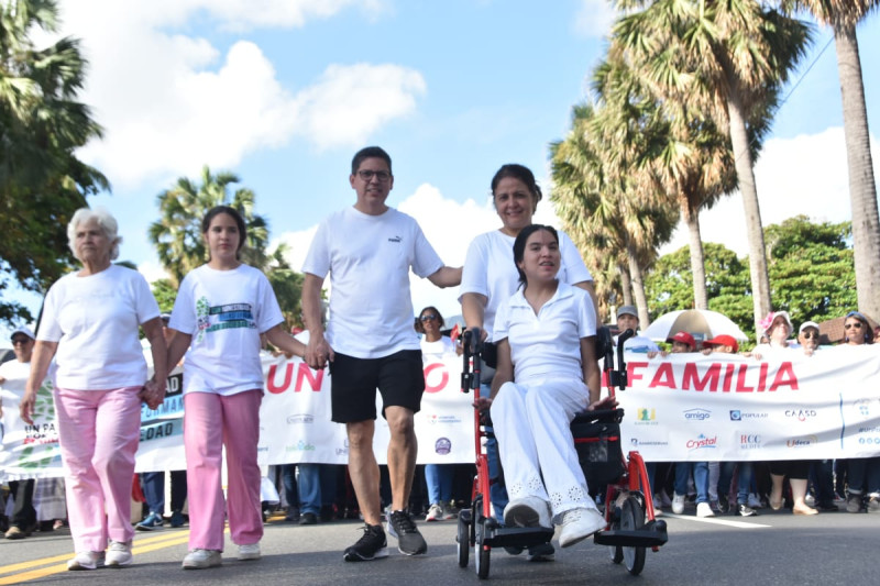 Cat&oacute;licos marchan con entusiasmo por la familia