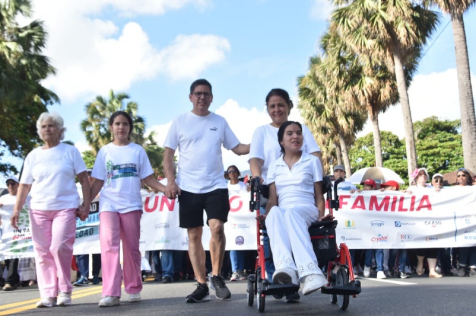Cat&oacute;licos marchan con entusiasmo por la familia