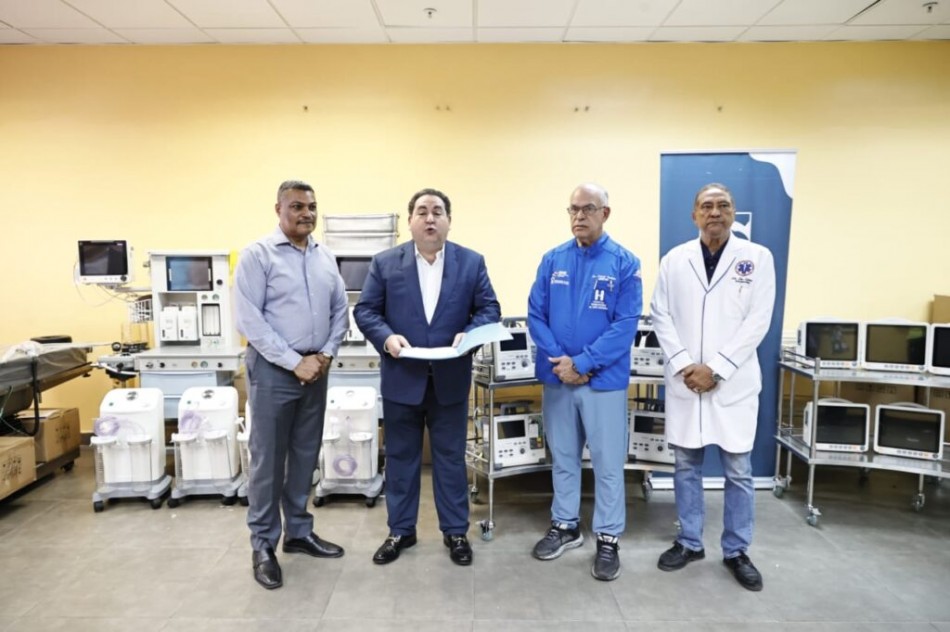 Director de SNS entrega equipos al Darío Contreras con inversión de casi RD$10 MM