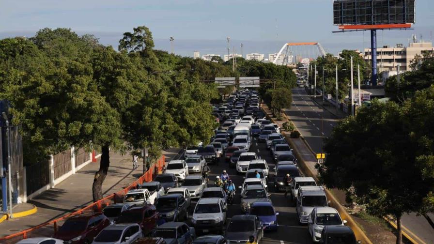 Caos en el tr&aacute;nsito persiste en avenida 27 de Febrero con M&aacute;ximo G&oacute;mez tras derrumbe de muro