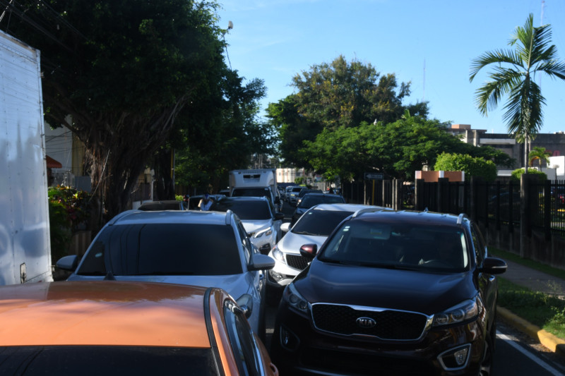 Cierre del paso a desnivel de la 27 de Febrero congestiona el tr&aacute;nsito en toda la periferia