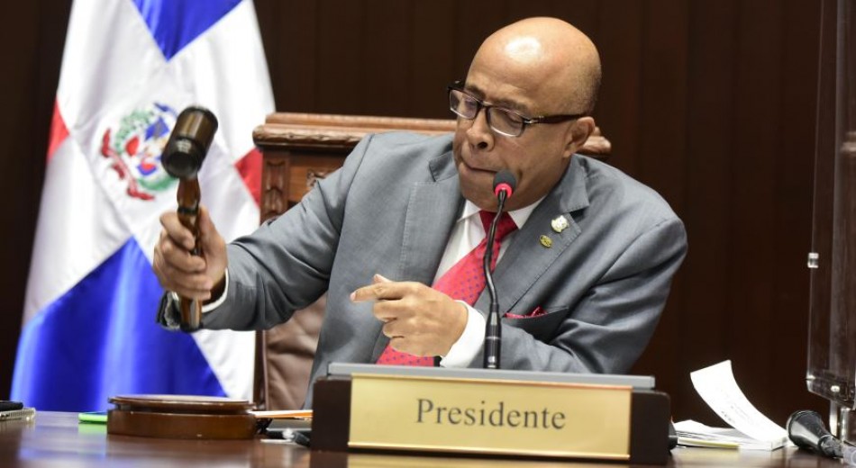Aprueban ley que permitirá a PE emitir RD$363,000 MM de deuda