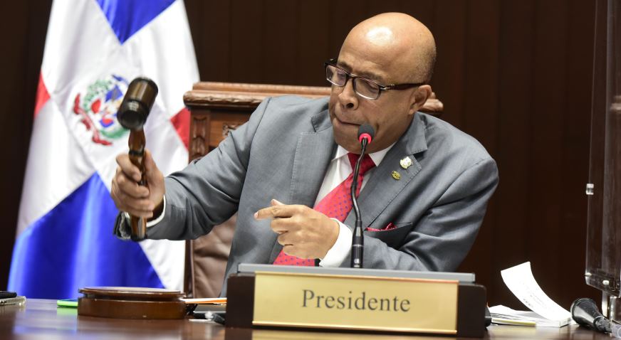 Aprueban ley que permitir&aacute; a PE emitir RD$363,000 MM de deuda