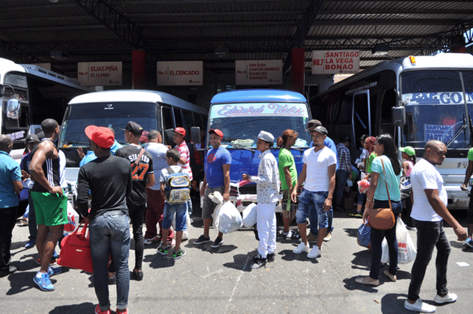 Parada Km 9 luce con poco flujo de pasajeros en v&iacute;spera del D&iacute;a de los Padres