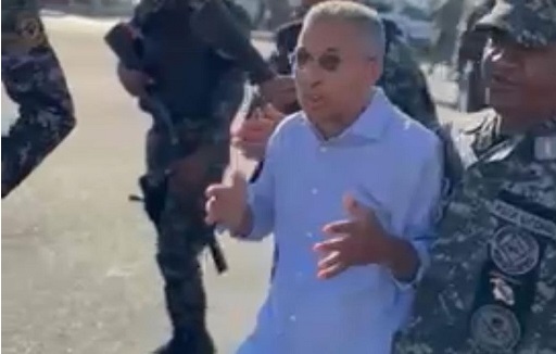 Expresidente del Colegio M&eacute;dico es arrestado cuando protestaba