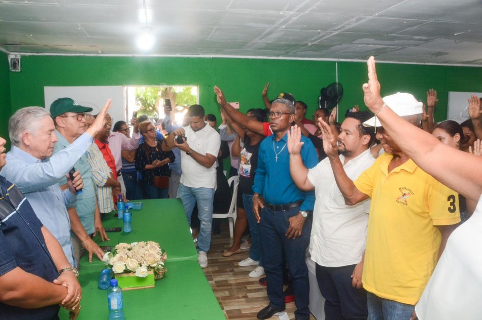 Freddy P&eacute;rez juramenta en la FP grupo dirigentes de PLD y PRM