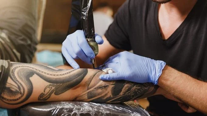 Piden supervisar centros de tatuajes por la viruela