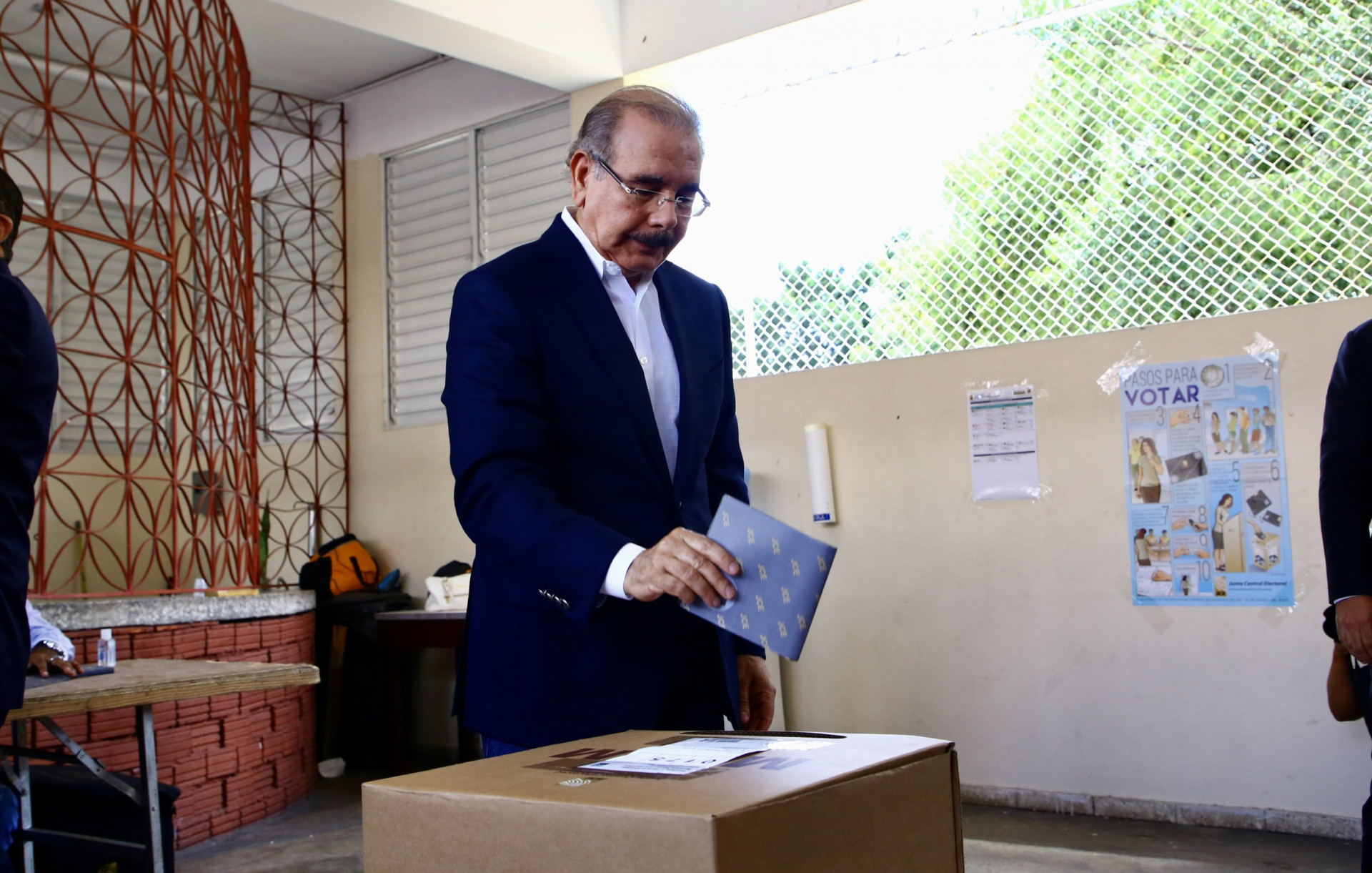 Expresidente Danilo Medina ejerce su derecho al voto