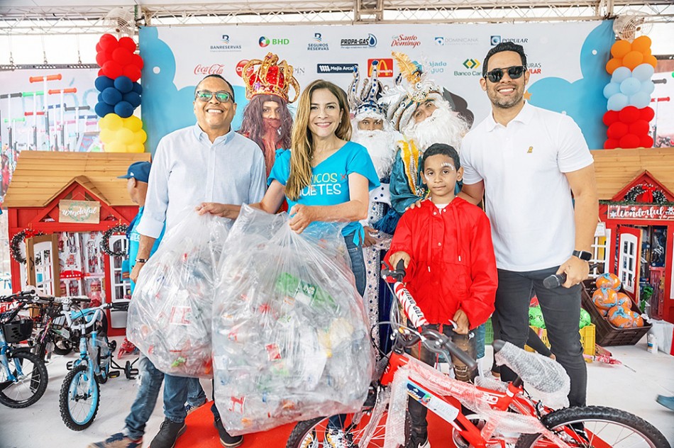 Padres con sus niños acuden a cambiar plásticos por juguetes