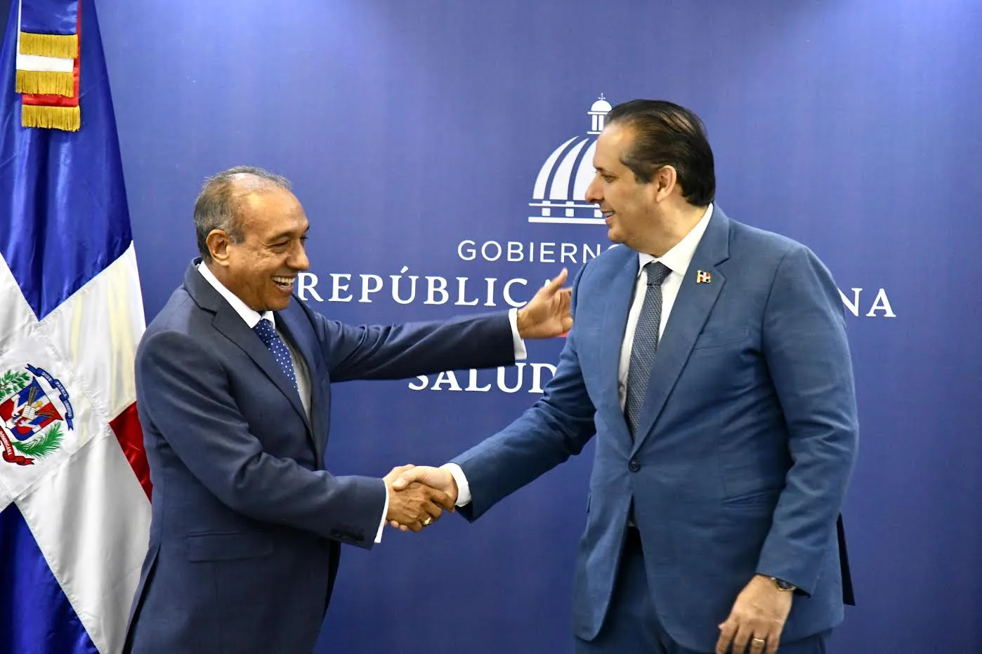Ministro de Salud juramenta al nuevo director ejecutivo de Conape