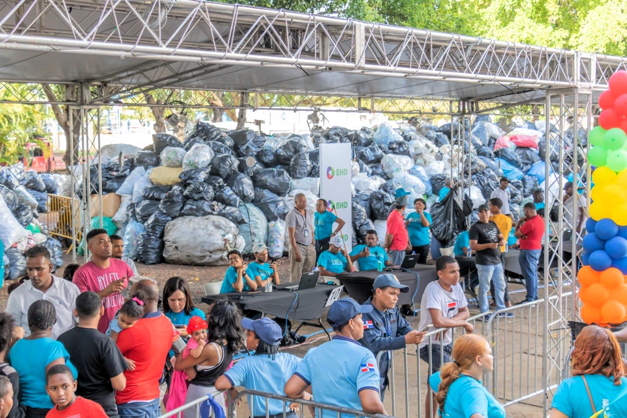 M&aacute;s  de 3 millones de botellas recolect&oacute; la alcald&iacute;a del DN con la actividad  "Pl&aacute;stico por juguetes"