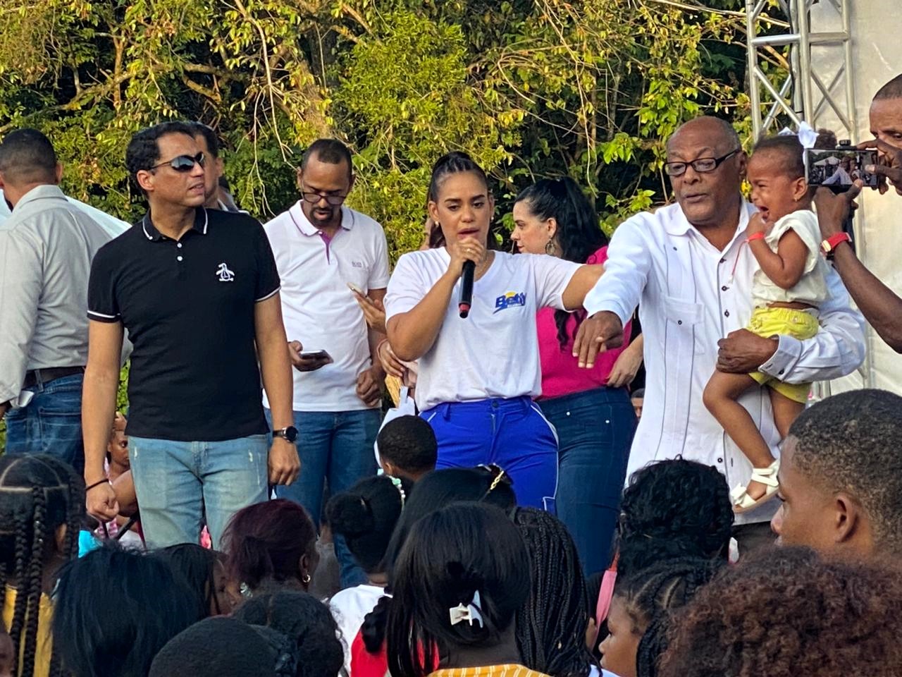 Por motivo de los Reyes Magos Betty Ger&oacute;nimo entrega juguetes a ni&ntilde;os de SDN