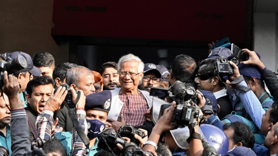 Premio Nobel de la Paz Muhammad Yunus es condenado a prisi&oacute;n 