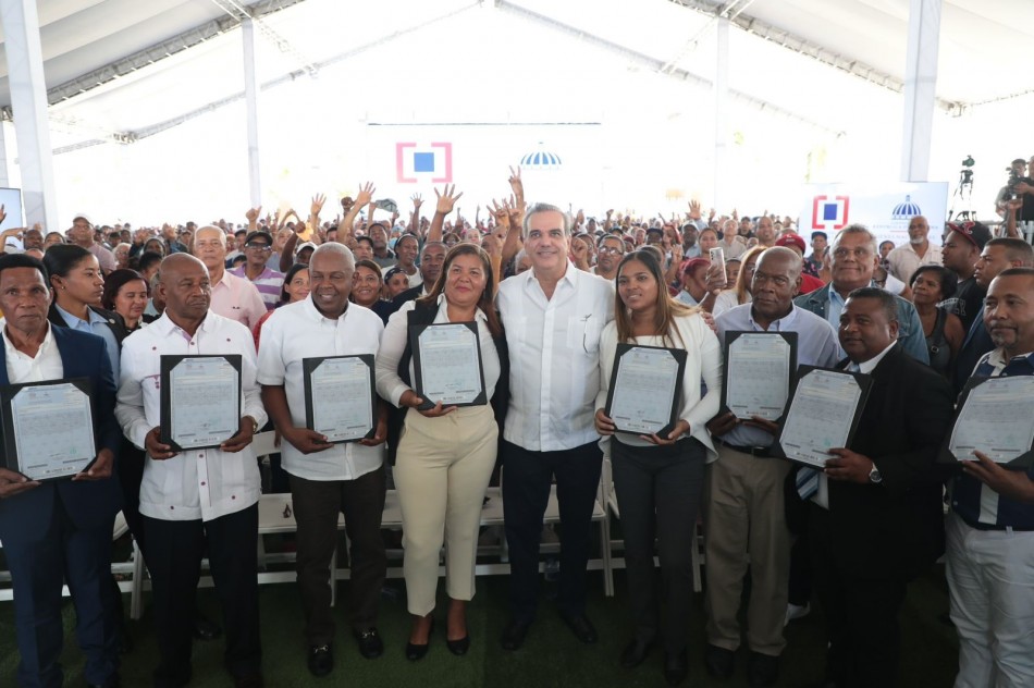 Presidente Abinader entrega 3100 t&iacute;tulos de propiedad a residentes del Tamarindo primero