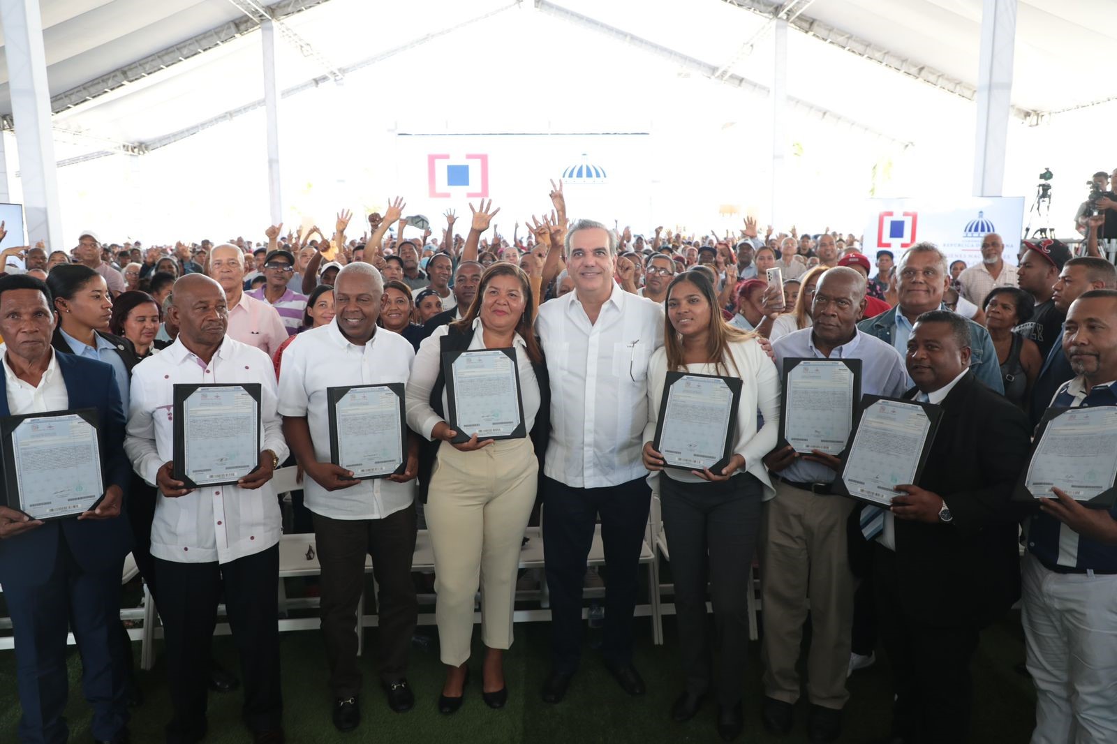 Presidente Abinader entrega 3100 t&iacute;tulos de propiedad a residentes del Tamarindo primero