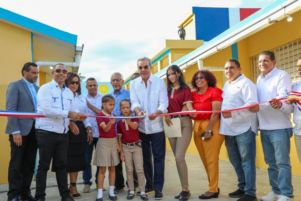 Presidente Abinader inaugura 7 obras en Monse&ntilde;or Nouel y La Vega