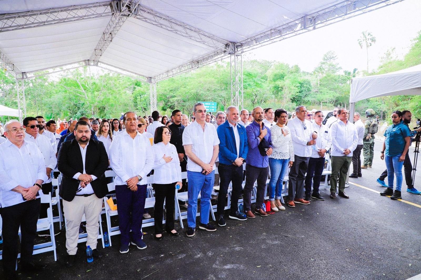 Presidente Abinader inaugura carretera conecta comunidades de Monci&oacute;n y Santiago