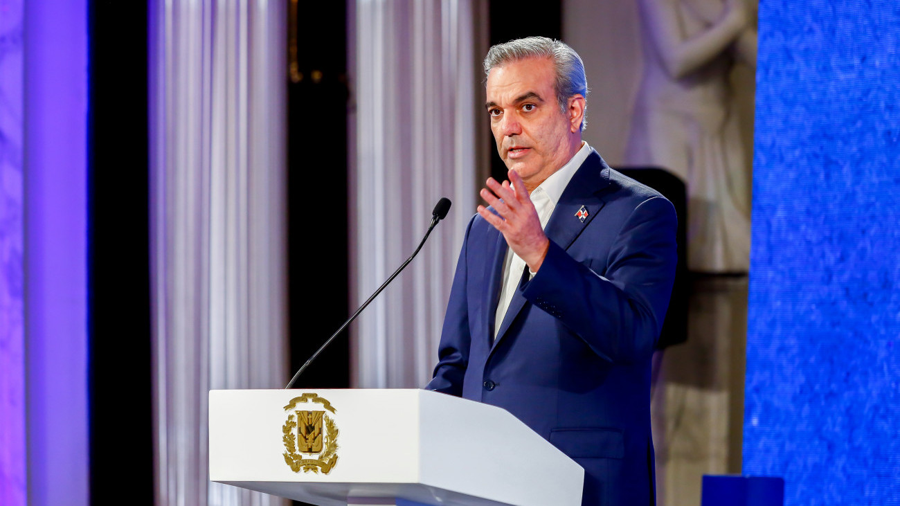 Presidente Luis Abinader emite decreto que regula la publicidad oficial