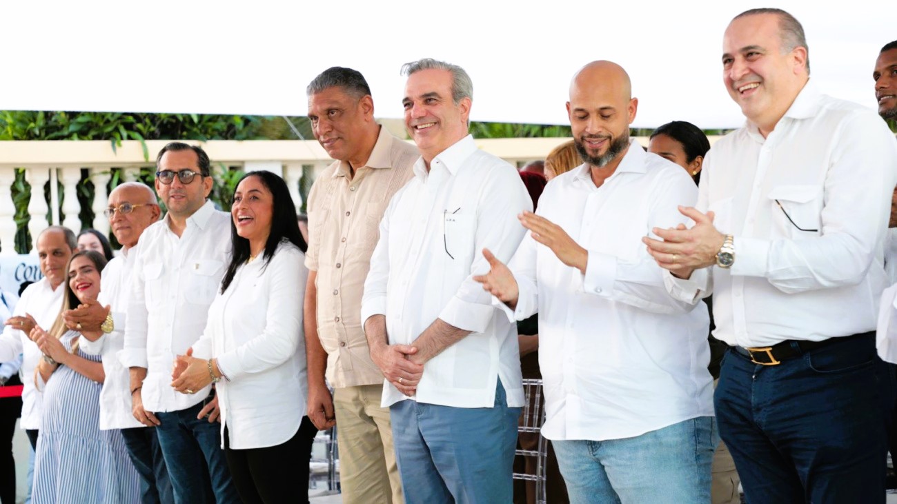  Abinader participa en primer palazo para construcci&oacute;n de primera etapa del Parque Solar Dominicana Azul