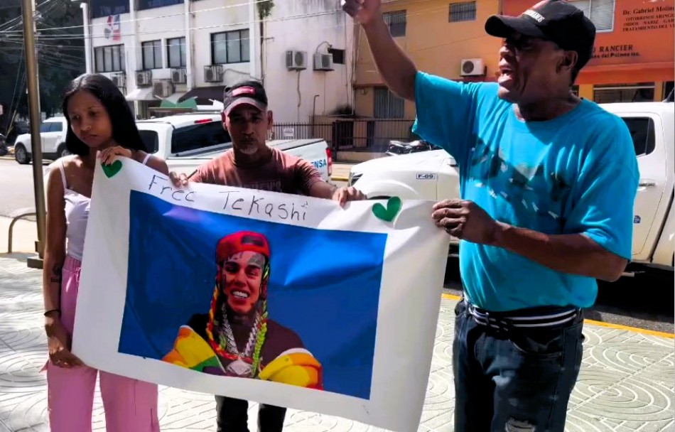 V&iacute;deo: Protestan por Tekachi con pancartas a mano a las afueras del Palacio de Justicia 