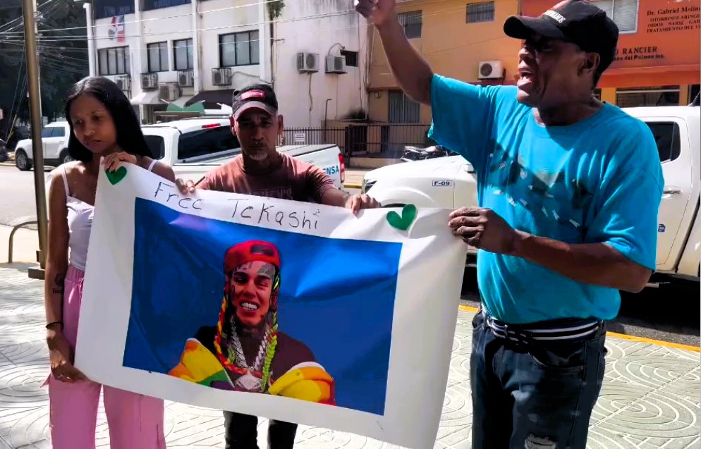 V&iacute;deo: Protestan por Tekachi con pancartas a mano a las afueras del Palacio de Justicia 