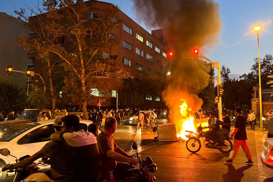IRAN: Ultimas protestas dejan a un miembro de la Guardia muerto