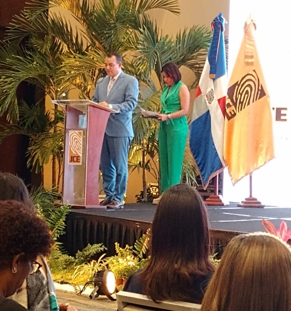 Presidente JCE insta a las mujeres romper barreras para alcanzar sus sue&ntilde;os