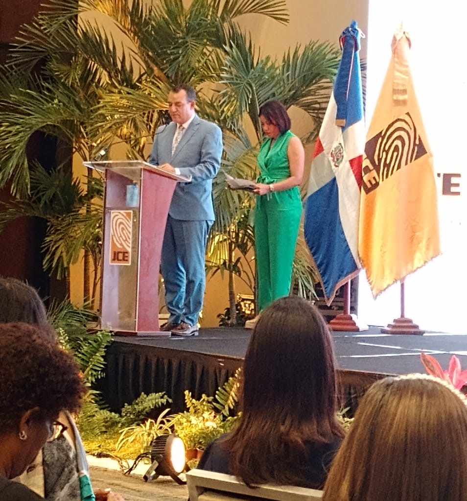 Presidente JCE insta a las mujeres romper barreras para alcanzar sus sue&ntilde;os