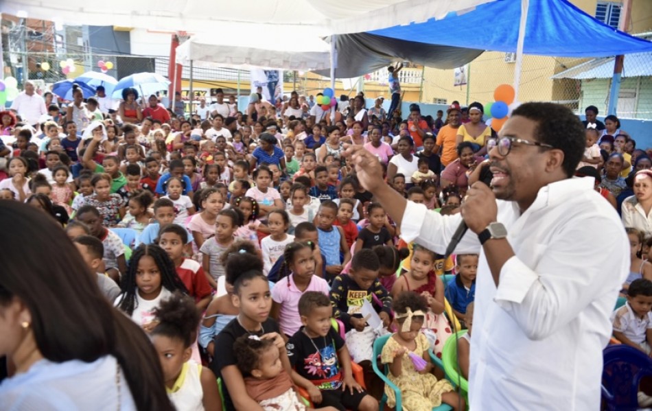 Rafael Linares entrega juguetes por motivos de Reyes Santos 