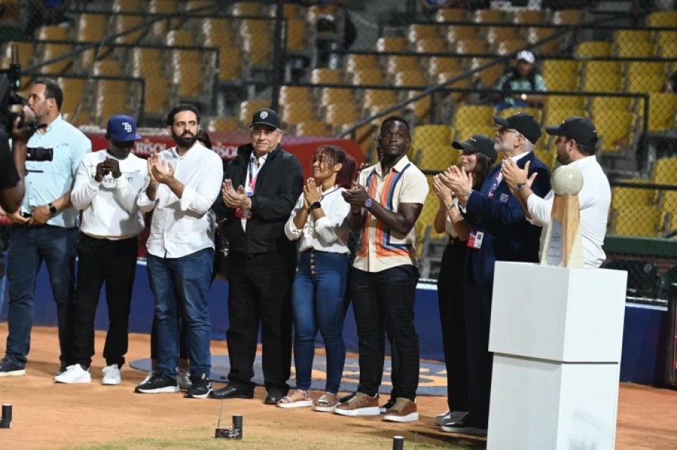 Ronny Simon, el MVP 2023-24, recibe su premio de una jeepeta Jetour