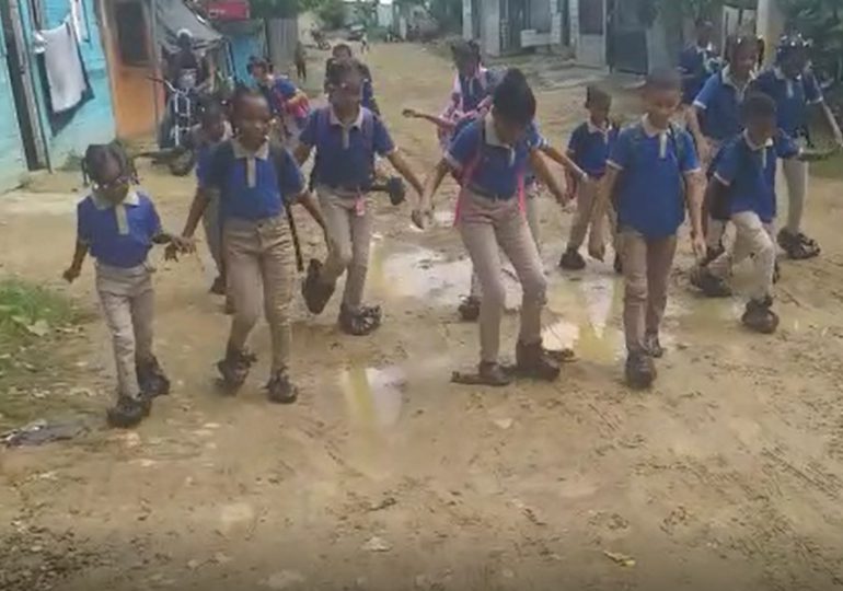 Ni&ntilde;os en Villa Mar&iacute;a deben ponerse fundas en los pies para ir a la escuela