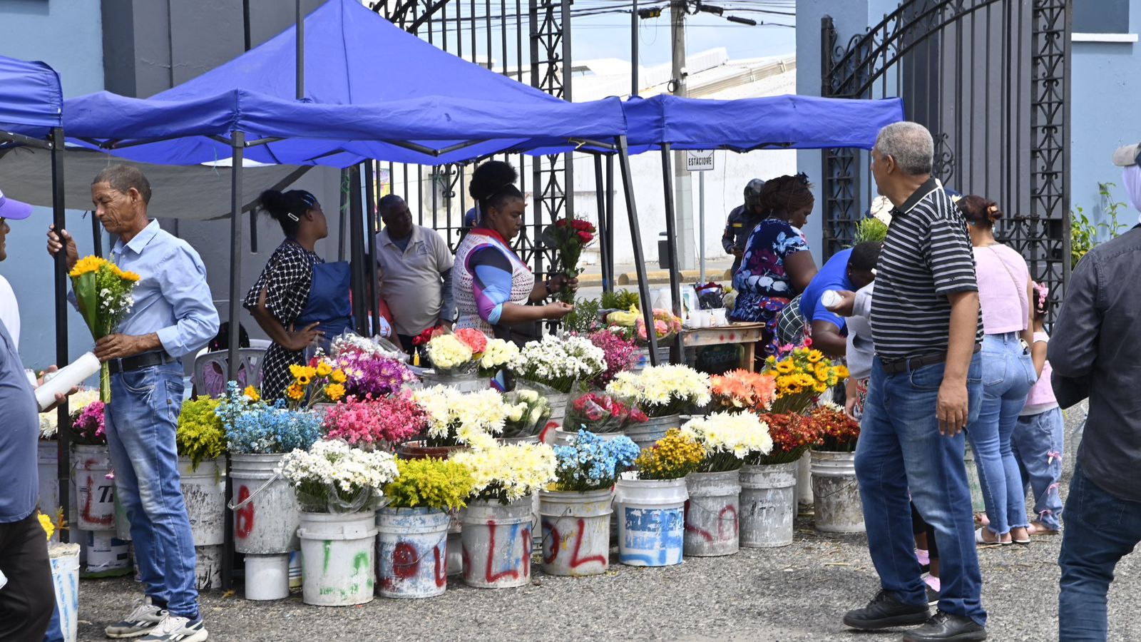 Con m&uacute;sica, familias rinden homenaje a padres fallecidos en diferentes cementerios