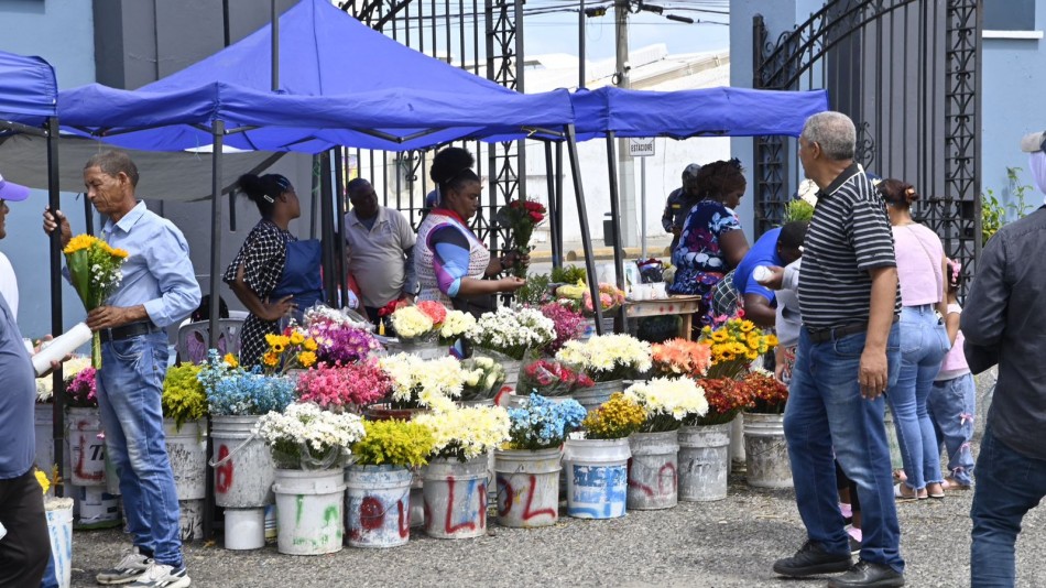 Con m&uacute;sica, familias rinden homenaje a padres fallecidos en diferentes cementerios