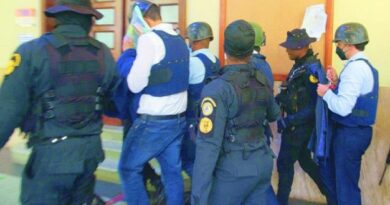 Agente de Migraci&oacute;n es herido en la nuca por haitiano cuando intentaba apresarlo