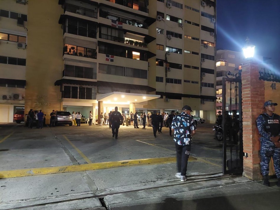 Un muerto y cinco heridos tras ataque con arma blanca en torre residencial en Naco