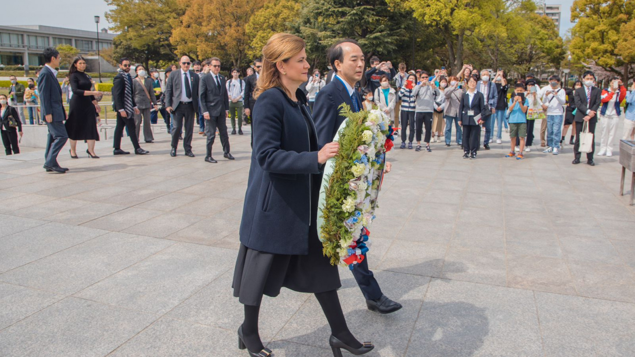 Vicepresidenta rinde tributo a ca&iacute;dos por bomba at&oacute;mica en Hiroshima