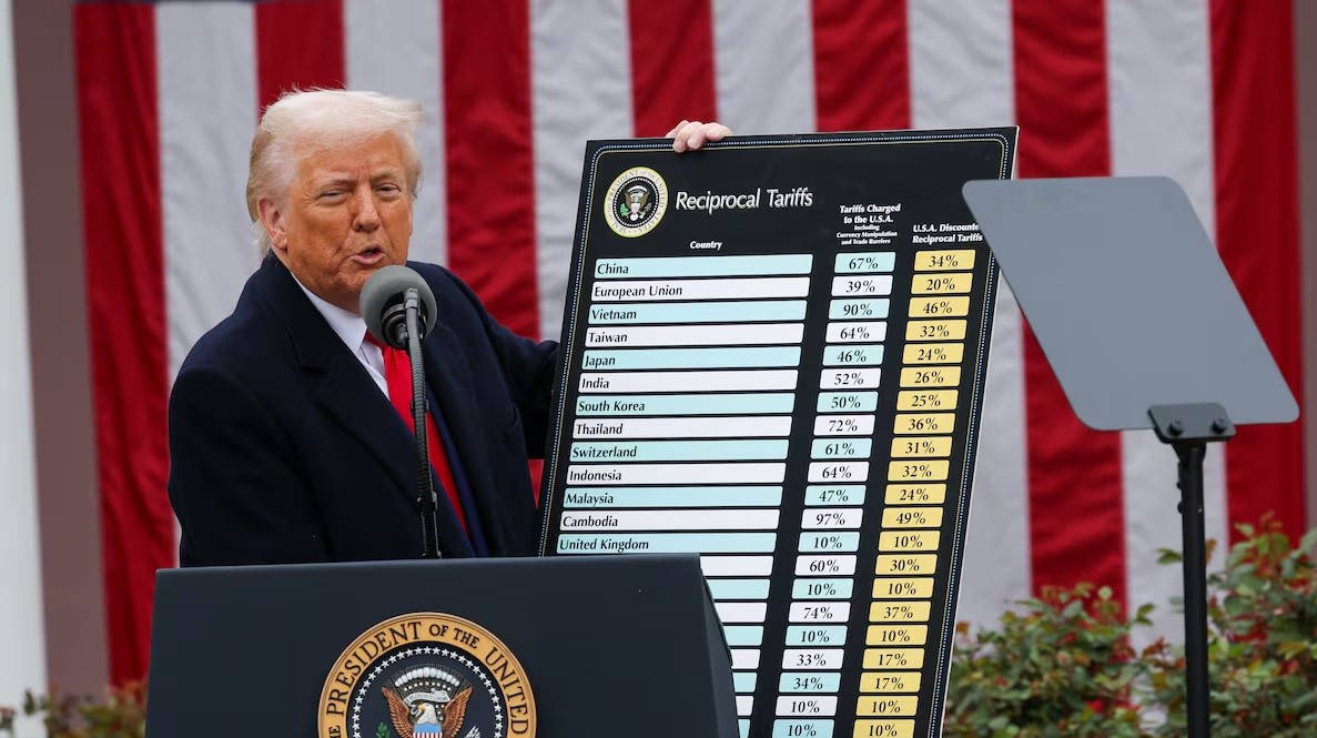 Trump impone arancel del 25 % a camiones importados desde noviembre
