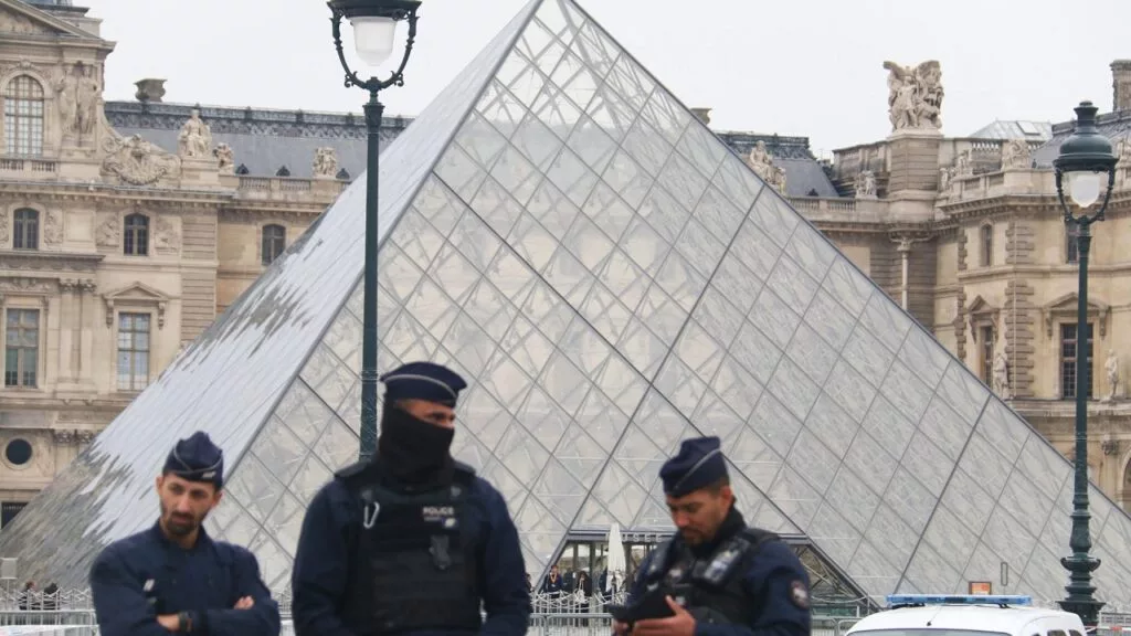 Detienen a sospechosos por el robo de joyas de la corona del museo del Louvre de Par&iacute;s