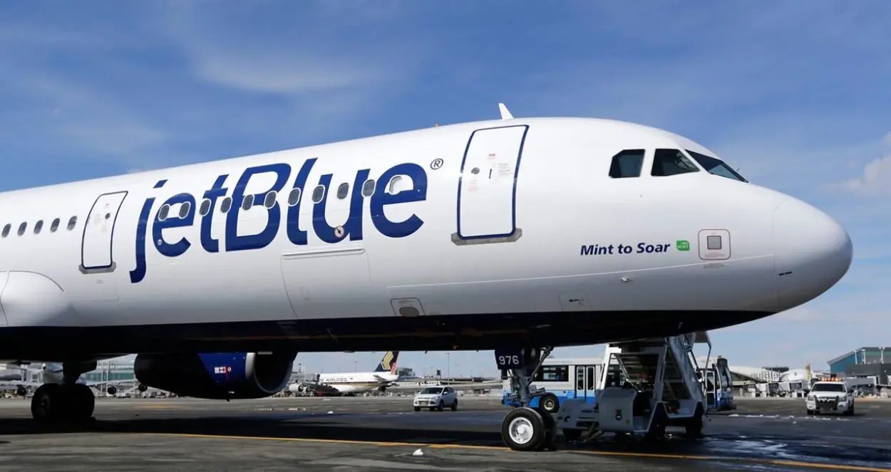 JetBlue se disculpa, pero dominicanos mantienen protesta